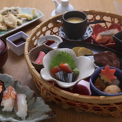 季節の味覚の花かご御膳と握り寿司 1868円(税込)の写真