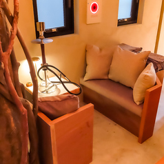 静かに向き合える2名テーブルは、落ち着いた色調の店内に溶け込み、自然と会話が弾む雰囲気。デートや大切な人との時間におすすめで、シーシャやドリンクをゆったり楽しみながら、周囲を気にせず過ごせるのが魅力です。