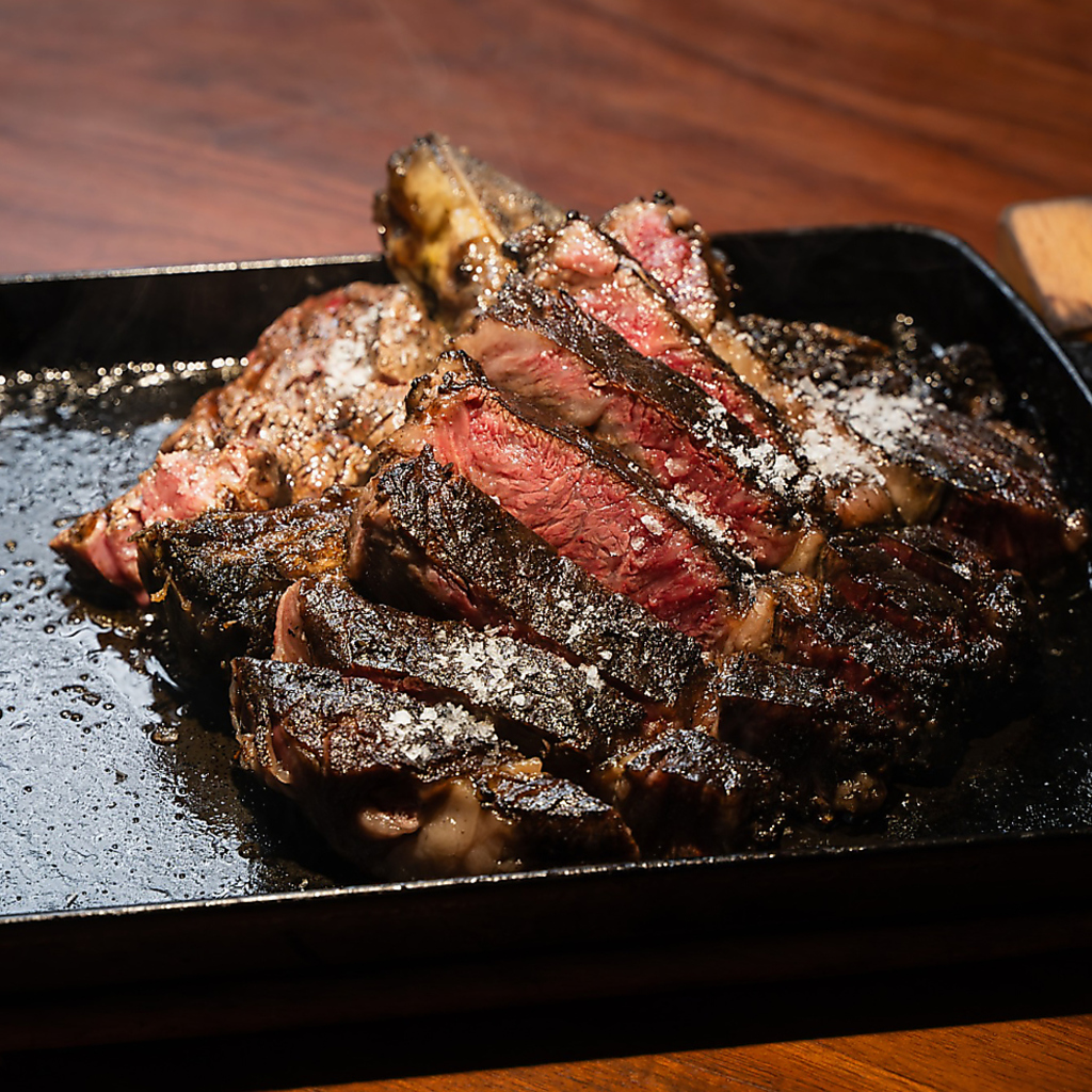 自社熟成庫で60日以上熟成させたロースは旨みが抜群