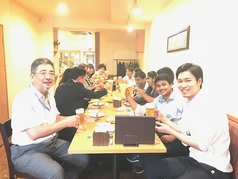 友達同士、カップル、職場の仲間、ファミリーの方もお使い頂けるテーブル席です。ランチではお話しながら、お食事を楽しんで頂く、夜はお食事だけではなく、チョイ飲みでお酒も楽しめるそんな席です(広島　ランチ　女子会　会社宴会　インドカレー　各国料理　ナン　カレー)