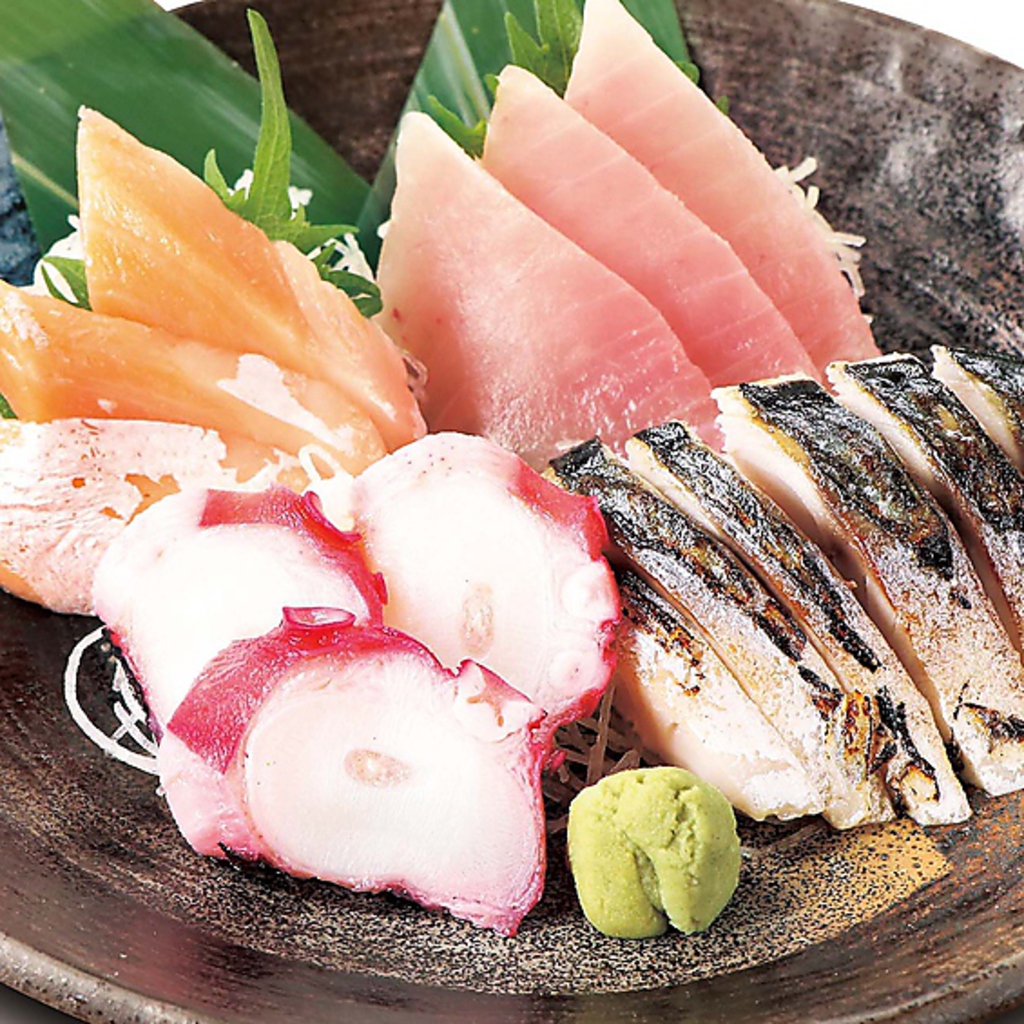 ジューシーな焼き鳥や、鮮魚のお刺身、〆の逸品まで種類豊富なメニューで迷っちゃいます♪