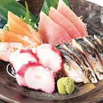 ジューシーな焼き鳥や、鮮魚のお刺身、〆の逸品まで種類豊富なメニューで迷っちゃいます♪