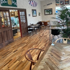 テーブル席はハワイにいるようなリゾート空間。インテリアにもこだわった店内は、海外のカフェに来たような気分でお食事をお楽しみいただけます。お一人様でもお気軽にご来店いただけるよう、お料理やドリンクはをご用意しております。お気軽にお立ち寄りくださいませ…。