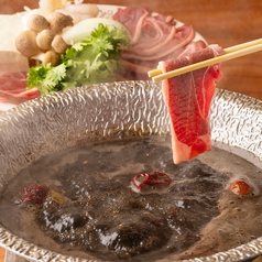 函館　漆黒薬膳ラム火鍋