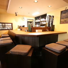 お1人様も大歓迎のカウンター席です。お料理を目の前で楽しみながら、少人数でのご利用にも最適です。もちろん、大切な方との特別なシーンにもどうぞ。店主との会話も楽しめる、居心地の良いお席です。カウンター席は【8席】のご用意となっております。