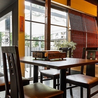 ゆったり寛げるテーブル席で会話弾むお食事タイムを◎