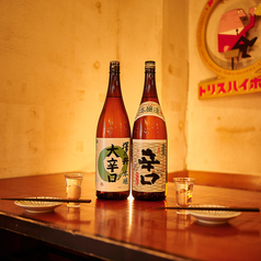 木の温もりに包まれた半個室は、昭和の茶の間を彷彿とさせるリラックス空間。ご家族や、親しい仲間内での飲み会に最適です。料理長自慢の熱々点心やもつ焼きを囲み、自宅のようにゆったりと。