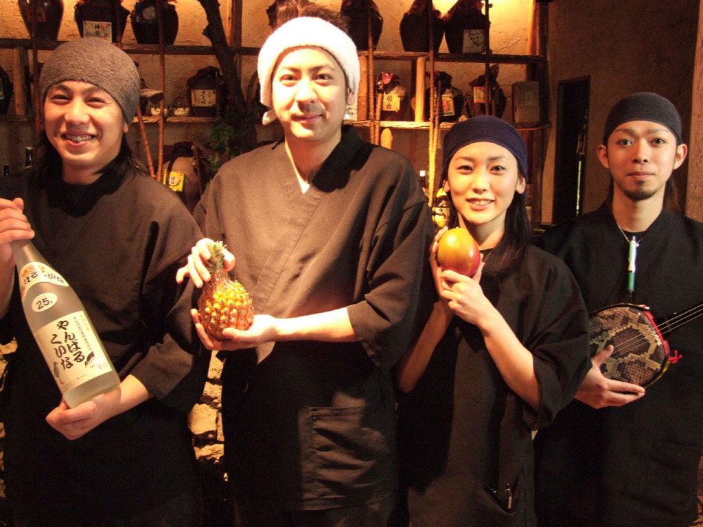 「いらっしゃいませ！！」銀座の喧噪を離れた隠れ家への階段を降りると、元気な沖縄スタッフが!!