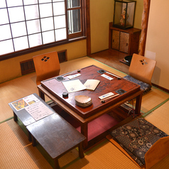 懐かしい雰囲気に浸れる昭和を思わせる小さなお座敷個室。親しいご友人と気兼ねなく飲んで語れる和の空間です。