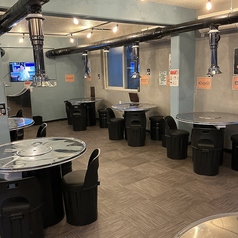 スタイリッシュなデザインの店内。仲間とのプライベートなお食事や、会社のご宴会にも最適なテーブル席です◎みんなで向き合いながら、より仲を深められるような会に出来るようにスタッフ一同サポートします♪ぜひ、気軽に足を運んでください★