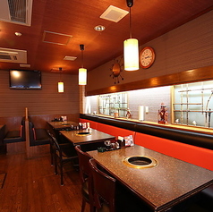 【1階】赤と黒を基調としたモダンな空間で、ゆったりと焼肉を楽しめる1階フロア。企業宴会や接待、少人数のパーティーに最適です。ボックス席とテーブル席を組み合わせて、プライベート感のある貸切空間をご提供します。飲み放題付きコースや幹事様特典もご用意しておりますので、ぜひお気軽にご相談ください。