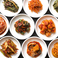 ＜薬食同源＞キムチで心と体に幸せを韓国の伝統食キムチは良質な発酵菌を多く含み、免疫力を高める働きがある優れた発酵食品です。李朝園では時間をかけた発酵により旨みと栄養を増やし独自の手法でまろやかな辛味に仕上げています。創業以来一貫して健康な体と心をはぐくむキムチと韓国料理をお届けいたします。