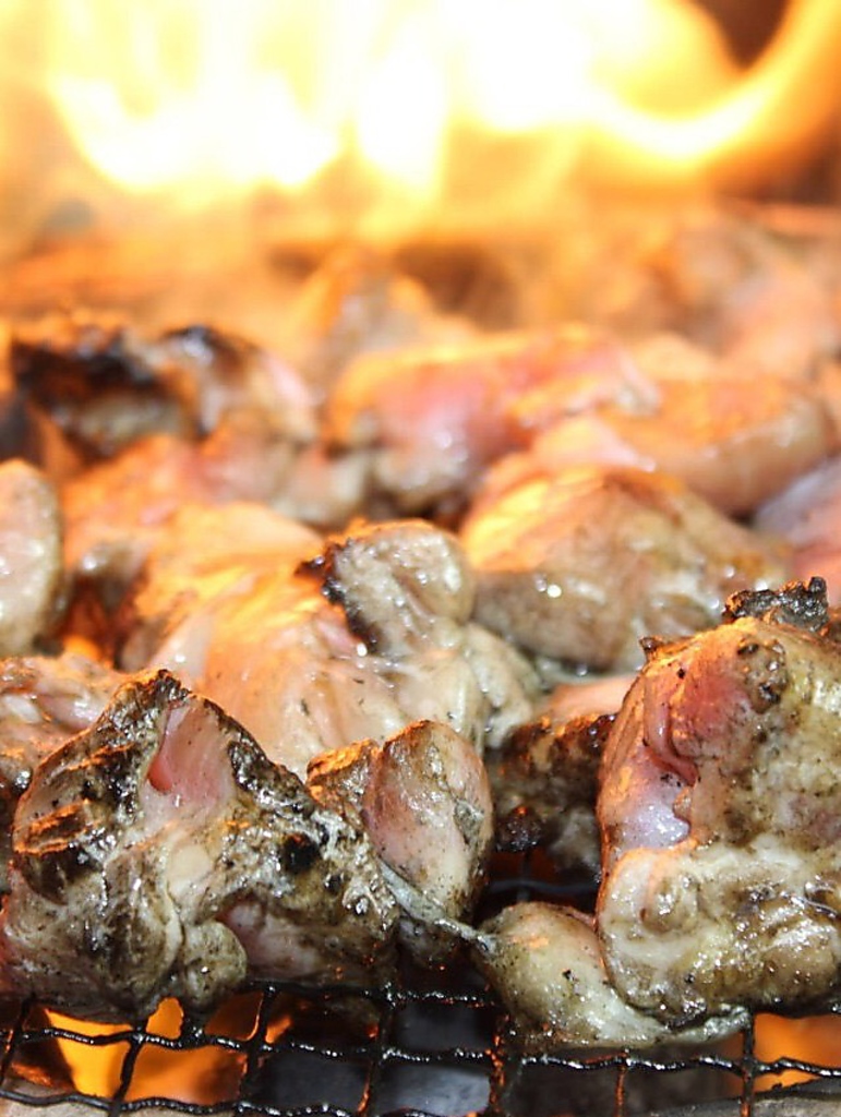 2種類の炭を使って丁寧に焼上げる焼き物★オススメは薩摩種鶏の炭火焼き！豪快に炙るので旨みが凝縮