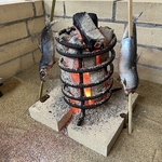 炉端原始焼きの当店イチオシはイワシです。油が乗っているので、箸を入れると油が飛び出してきます！