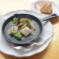 【温かい前菜】カマンベールチーズとブロッコリーのアヒージョ