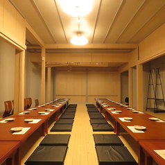貸切で最大60名様まで収容可能です！会社の歓送迎会やサークルのご宴会などにぴったりのスペースとなっております！各種コースメニューも豊富に取り揃えておりますので、お食事もお楽しみください！詳しくはお電話にてお気軽にお問い合わせください。