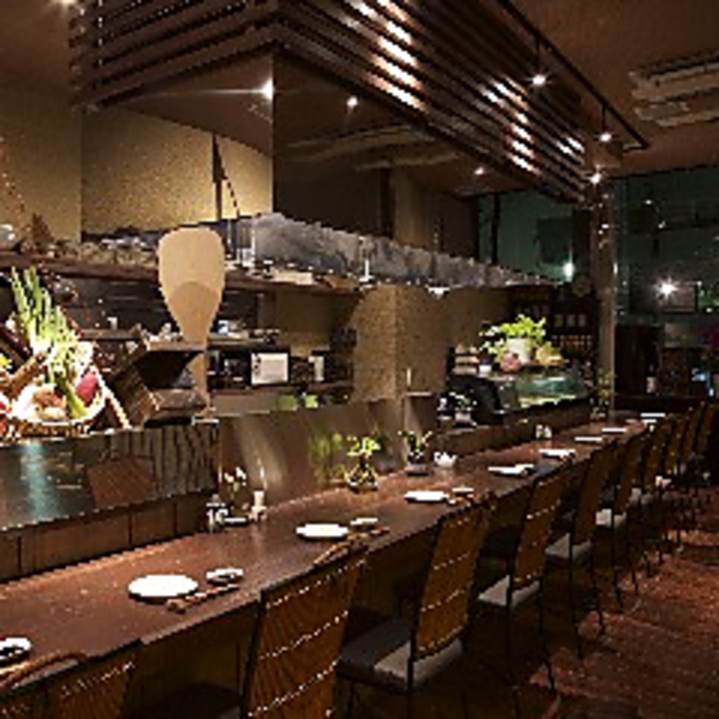 お一人様でも大歓迎です。広々のカウンターもお勧めです。カウンター以外は全て半個室の掘りごたつ。