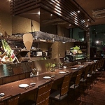 お一人様でも大歓迎です。広々のカウンターもお勧めです。カウンター以外は全て半個室の掘りごたつ。