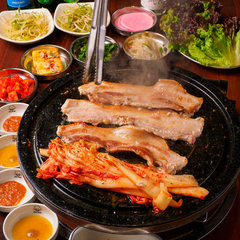 韓国の雰囲気が溢れる店内で、本格サムギョプサルを堪能できる♪韓国酒も多彩◎