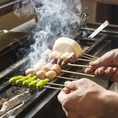 職人が一串一串に情熱を注ぎ、炭火で丁寧に焼き上げるこだわりの焼き鳥。絶妙な火入れによって肉汁と旨味を閉じ込め、外は香ばしく中は驚くほどジューシーに仕上げます。備長炭の薫香が食欲をそそる至高の一本。立川で本物の焼き鳥を味わいたい夜に、ぜひご賞味いただきたい自慢の逸品です。