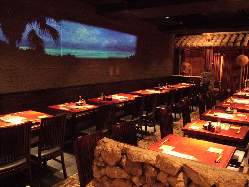 全部で90席の南国ダイニング空間★大きなプロジェクターも完備◎