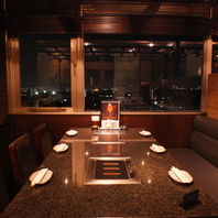 ビル7階からの夜景を見ながら…4・6名様のテーブル席
