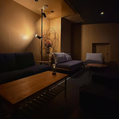 お一人でも、気のおけない仲間達とも、ゆったりと楽しめるソファがございます