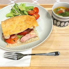 さまざまな燻製料理とセットメニューをご用意♪