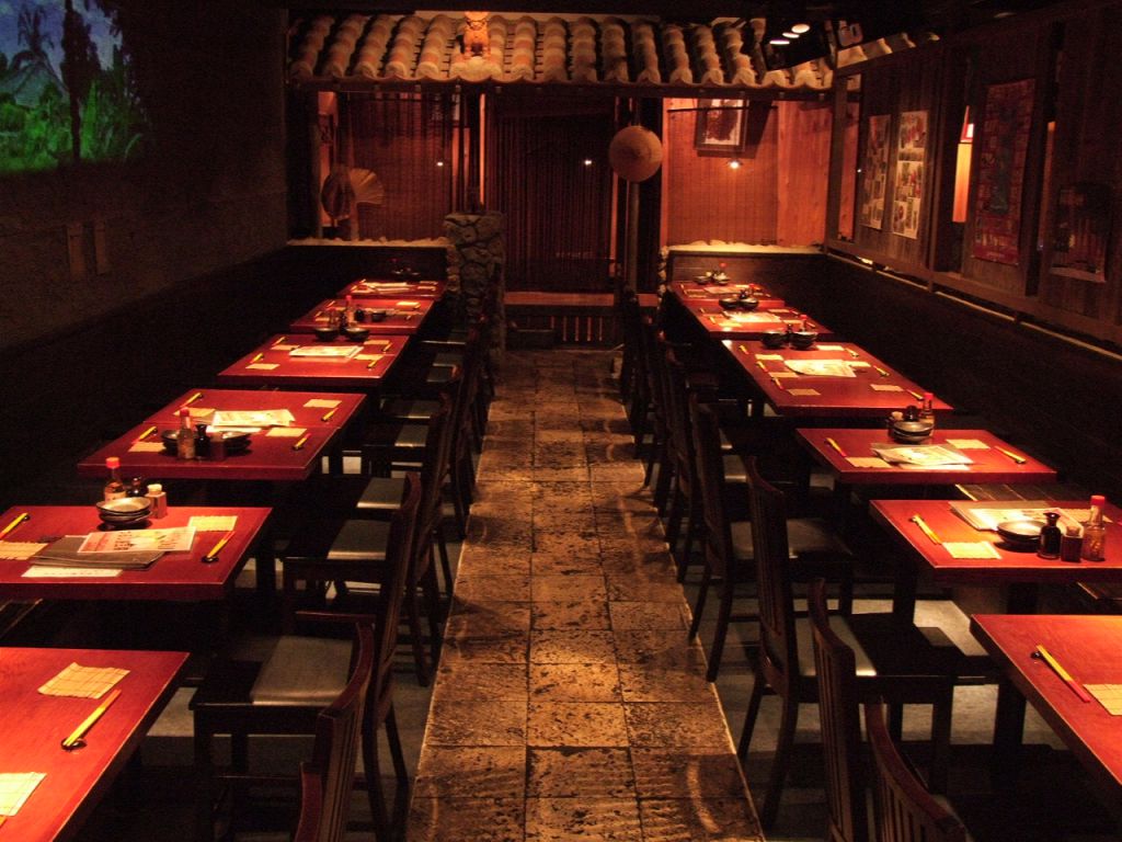 お店を見渡すとこんな感じ♪ど真ん中を突き抜ける広いスペース。