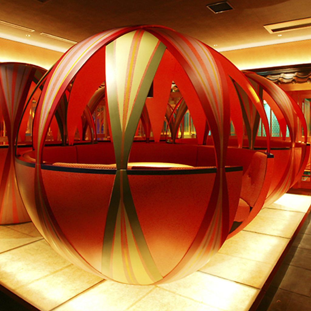 扉が開けば目の前にはてまり個室が…まるでアトラクションに乗っているかのような新感覚♪