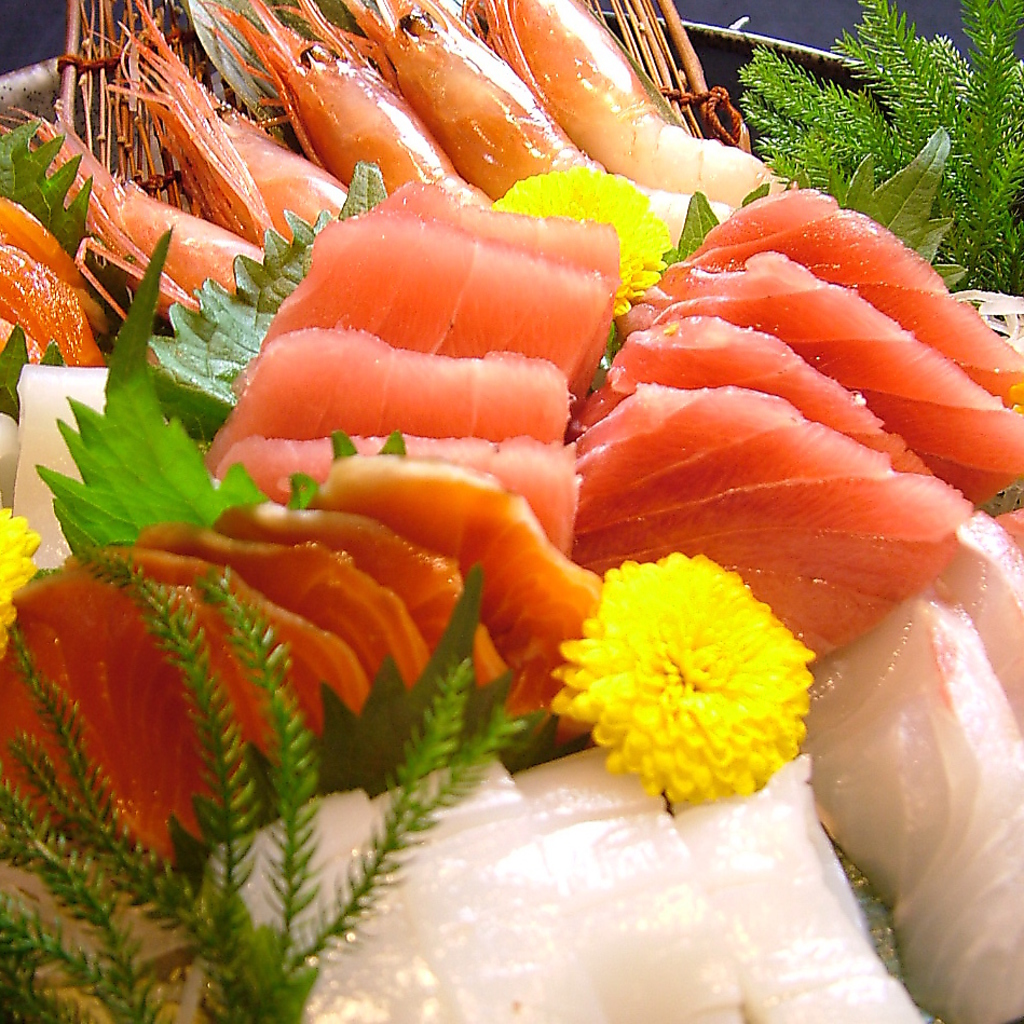 豪華な旬の魚のお造り盛り合わせが1580円(税込)～！口の中でとろける刺身に日本酒の香りが絶妙。 