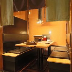 お祝い事にはぴったりの個室をご用意しております。最大12名様まで収容可能なこのプライベート空間では、特別な日を大切な人たちと過ごすことができます。落ち着いた雰囲気の中で、心温まるひとときをお楽しみください。美味しい料理と共に、笑顔あふれる素敵な時間を演出いたします◎