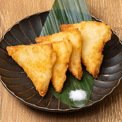 3種チーズと魚のすり身の三角揚げ