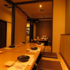 当店では、顔合わせや還暦のお祝いなどといった大切なイベントにもぴったりの個室を完備しております。親しい方々と、ゆったりとした時間を過ごせる空間をご提供いたします！
