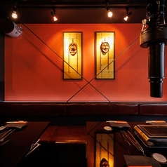 賑やかな集まりにぴったりの空間です。心地よい雰囲気とくつろぎを兼ね備え、おしゃべりと美味しい食事を存分に楽しんでいただけます。当店自慢の特製たれや、彩り鮮やかな付け合わせもご用意しております。極上の焼肉と共に、楽しい時間と笑顔が広がること間違いなし♪