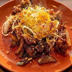 ピリッと辛い】豚足がコチュジャンと絡み合う◎名物大人気メニュー「ハイヒール煮込み」759円(税込)の写真