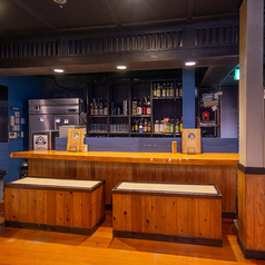 お一人様利用やデート利用にぴったりのカウンター席を6席ご用意しています！お仕事帰りの一杯を当店でお過ごしいただいたり、お席の間隔が近いからこそ大切人との記念日や誕生日、デート利用におすすめとなっています。