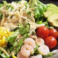 料理メニュー写真&nbsp;アボカドとエビのコブサラダ