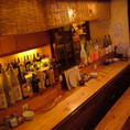 カウンター席はスタッフとの会話を楽しめる特等席！お一人様でも気軽に寄れる雰囲気が自慢です♪カウンターにずらっと並んだお酒にもご注目！