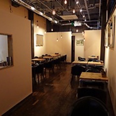 １階奥のテーブル席です。３６席はゆったり作れます！　　　　☆結婚式二次会やパーティー、貸切・記念日・ランチ・女子会に大人気、オススメです。天神・大名・福岡でビール ご飯 焼き鳥 焼鳥 焼肉 もつ鍋 居酒屋 チーズタッカルビ おすすめ 飲み放題　個室　カフェ　誕生日　肉　インスタ映え