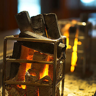 火の燃える音、暖かい灯りが心を癒す「囲炉裏」
