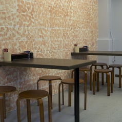 4名様までご案内可能なテーブル席を2卓ご用意しております。　ご家族やご友人同士でのご利用に人気で、お子様用の椅子も御座います。