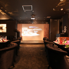 【ダーツ&カラオケ&プロジェクター／テーブル席】10名様～最大25名様まで着席可。豪華な空間にポールなどプライベートパーティーに最適。<Charm>