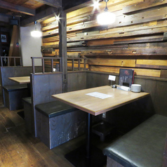 3～4名様でお使いいただけるテーブル席ご用意しております。BOXタイプのお席でゆったりお過ごしいただけます。接待や家族でのお食事、ちょっとした飲み会におススメです。