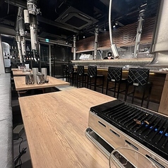当店のテーブル席は、焼肉を楽しむのに最適な空間です♪黒を基調とした店内は、シックで落ち着いた雰囲気！5～6名様でご利用いただけるお席をご用意しております。