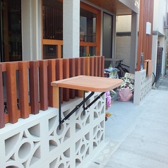 店外には立ち飲みもできるお席あり!