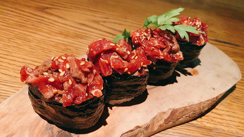 近江牛の炙りユッケ軍艦