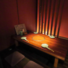 4名様用の掘りごたつの個室は、小規模なご宴会や、ご家族・友人とお過ごしいただくのにおすすめなお席です。落ち着いた空間のため楽しくお話ししながら食事をお楽しみいただけ、プライベートな空間で楽な姿勢でゆったりとお過ごしいただけます。ぜひ皆様で当店自慢の焼き鳥を囲んで特別な時間を過ごしにいらしてください。