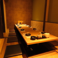 和のテイストで統一された隠れ家的な雰囲気の中で、心温まるひと時をお過ごしいただけます。掘りごたつの居心地の良さに身を委ねながら、絶品料理の数々をお楽しみください。