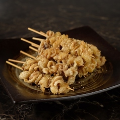 おつまみにも最適！特製焼き鳥タレ鶏皮揚げの写真